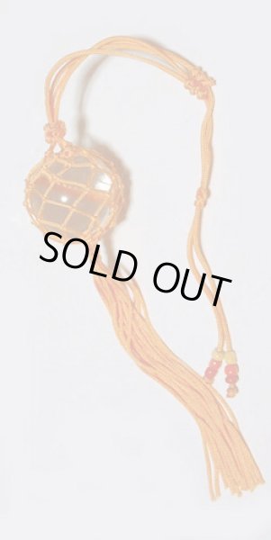 画像1: 水晶玉を吊り下げる網の袋(黄色 20ミリ前後水晶入り) (1)