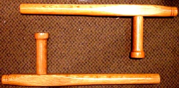 画像2: カンフー武具・木製トンファー（旋棍）2本セット(台湾製) 薄茶色のみ (2)