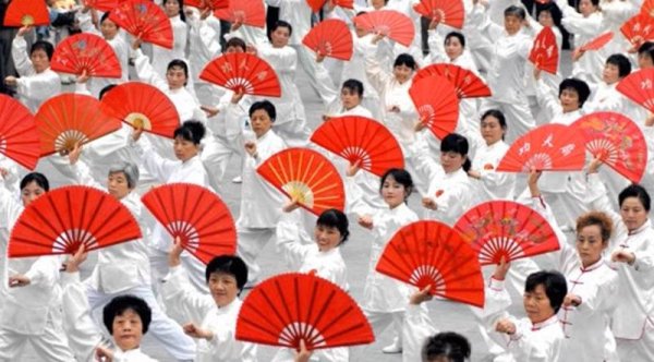 画像3: 牡丹柄・功夫扇子・黄緑色（骨＝竹、赤）　33ｃｍサイズ (3)