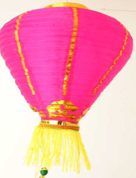 画像2: 12寸 吉祥 カラー ダイヤ型 堤灯 ランタン 桃色 216C0812-PI    1個 (2)