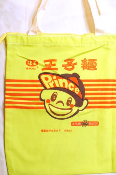 画像2: 台湾で大人気!  味王 台湾版「ベビースター」王子麺 トートバッグ 黄緑色 225ZT193 (2)