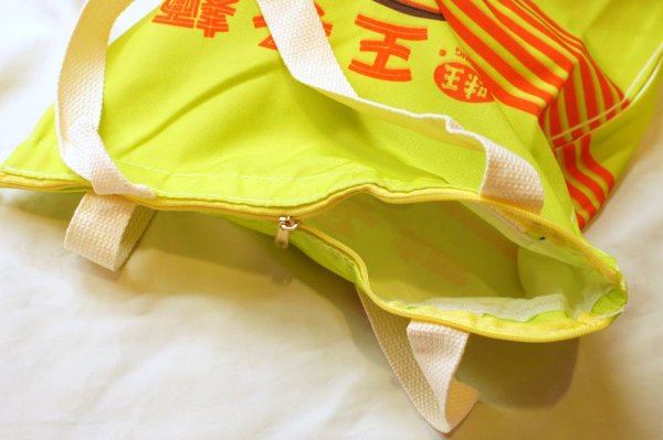 画像3: 台湾で大人気!  味王 台湾版「ベビースター」王子麺 トートバッグ 黄緑色 225ZT193 (3)