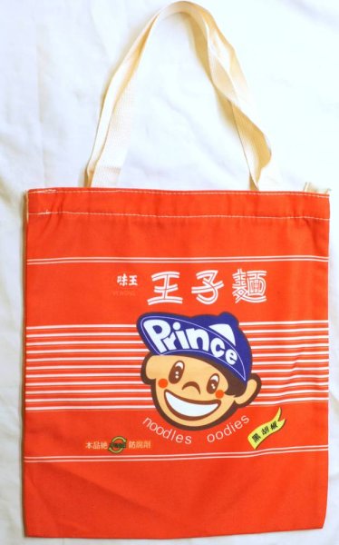 画像1: 台湾で大人気！  味王 台湾版「ベビースター」王子麺 トートバッグ 赤色 225ZT193 (1)