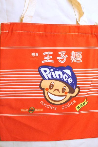 画像2: 台湾で大人気！  味王 台湾版「ベビースター」王子麺 トートバッグ 赤色 225ZT193 (2)