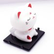 画像2: ソーラー式電池 首ふり 白猫 うなずき猫 小サイズ 目を閉じているタイプ (2)