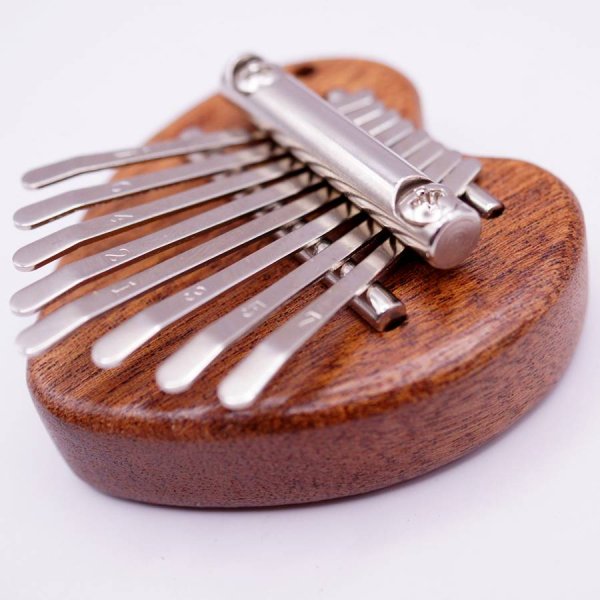 画像5: ウッド製 アフリカの民族楽器 ハート型 ミニ カリンバ ストラップ付き (5)